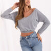 Šedý crop top QUEVANNA s odhaleným ramenem