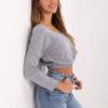 Šedý crop top QUEVANNA s odhaleným ramenem